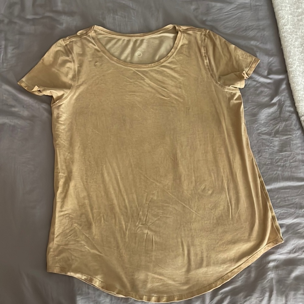lululemon t-shirt